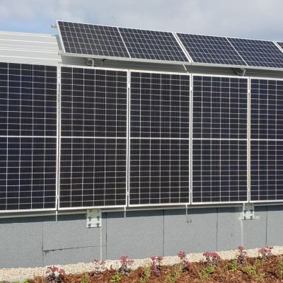 Obudowa akustyczna na zielonym dachu z panelami fotowoltaicznymi Uniwersytet Warszawski