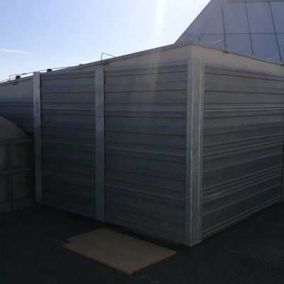 Obudowa akustyczna na dachu wieżowca Złota 44 Warszawa