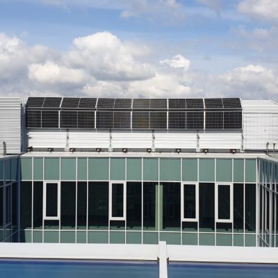 Obudowa akustyczna na zielonym dachu z panelami fotowoltaicznymi Uniwersytet Warszawski