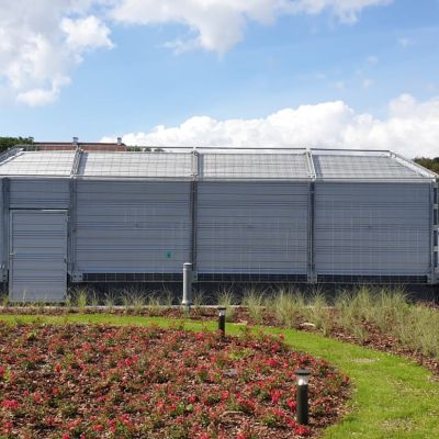 Obudowa akustyczna na zielonym dachu z panelami fotowoltaicznymi Uniwersytet Warszawski