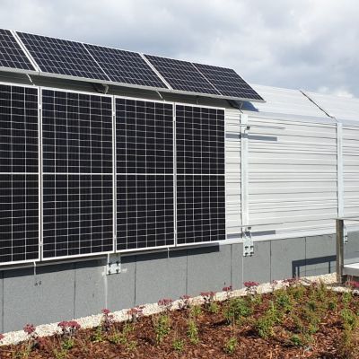 Obudowa akustyczna na zielonym dachu z panelami fotowoltaicznymi Uniwersytet Warszawski