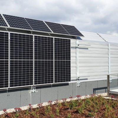 Obudowa akustyczna na zielonym dachu z panelami fotowoltaicznymi Uniwersytet Warszawski