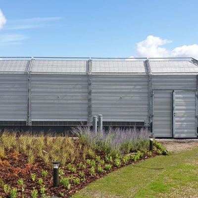 Obudowa akustyczna na zielonym dachu z panelami fotowoltaicznymi Uniwersytet Warszawski