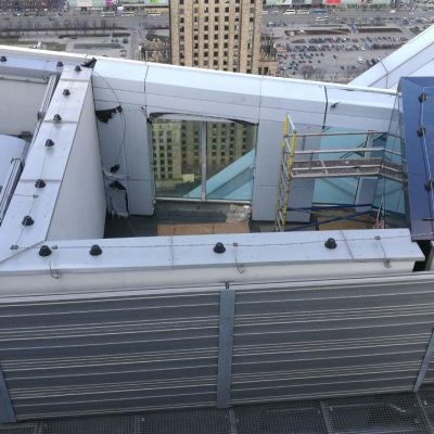 Obudowa akustyczna na dachu wieżowca Złota 44 Warszawa