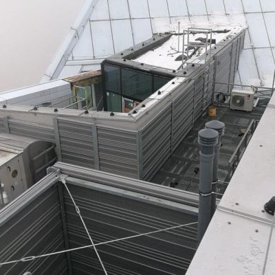 Obudowa akustyczna na dachu wieżowca Złota 44 Warszawa