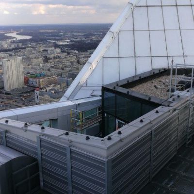 Obudowa akustyczna na dachu wieżowca Złota 44 Warszawa