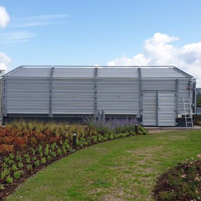 Obudowa akustyczna na zielonym dachu z panelami fotowoltaicznymi Uniwersytet Warszawski