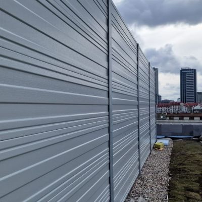 Obudowa akustyczna na dachu domu wielorodzinnego Warszawa