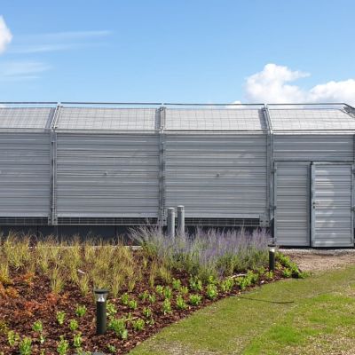 Obudowa akustyczna na zielonym dachu z panelami fotowoltaicznymi Uniwersytet Warszawski