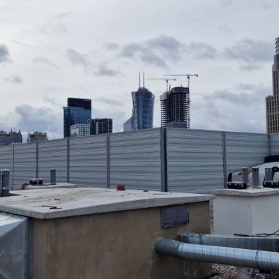 Obudowa akustyczna na dachu domu wielorodzinnego Warszawa