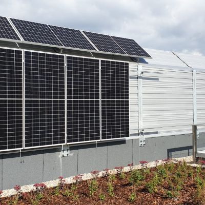 Obudowa akustyczna na zielonym dachu z panelami fotowoltaicznymi Uniwersytet Warszawski