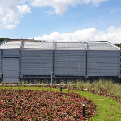 Obudowa akustyczna na zielonym dachu z panelami fotowoltaicznymi Uniwersytet Warszawski