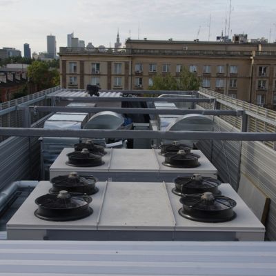 Obudowa akustyczna na dachu Rakowiecka Warszawa