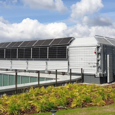 Obudowa akustyczna na zielonym dachu z panelami fotowoltaicznymi Uniwersytet Warszawski