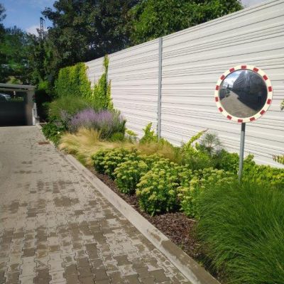 Zielone ogrodzenie akustyczne z pnączami