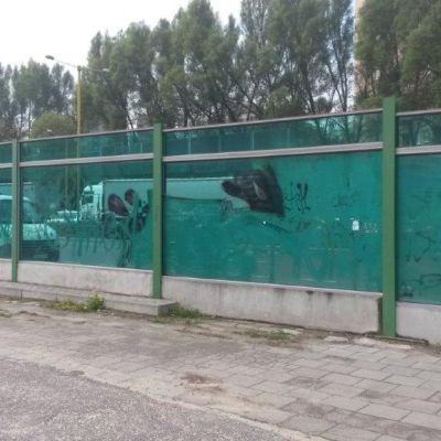 Usterki i wady ekranów transparentnych (ekrany przeźroczyste) -nieodporne graffiti