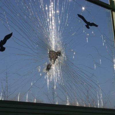 Usterki i wady ekranów transparentnych (ekrany przeźroczyste) -nieodporne szkło mineralne