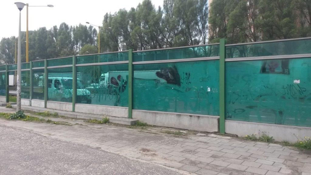 Usterki i wady ekranów transparentnych (ekrany przeźroczyste) -nieodporne graffiti