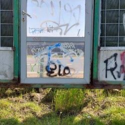 Ekran z dużą szczeliną 